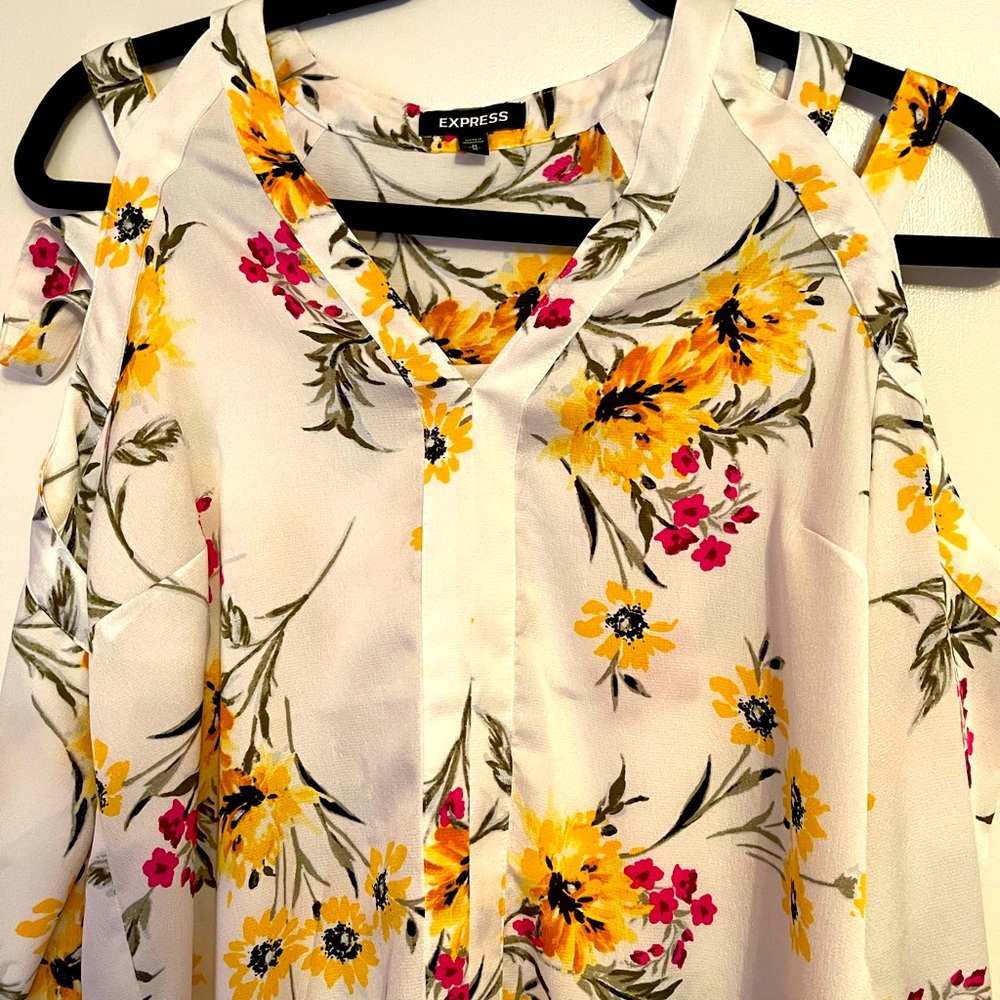 Express medium top with cute exposed shoulders